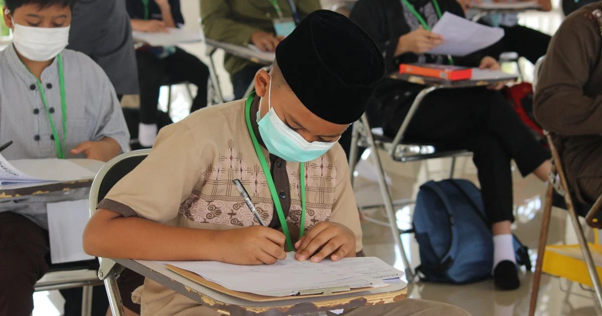 Cara Menghadapi Anak yang Pemalu di Kelas dengan Pendekatan Tepat